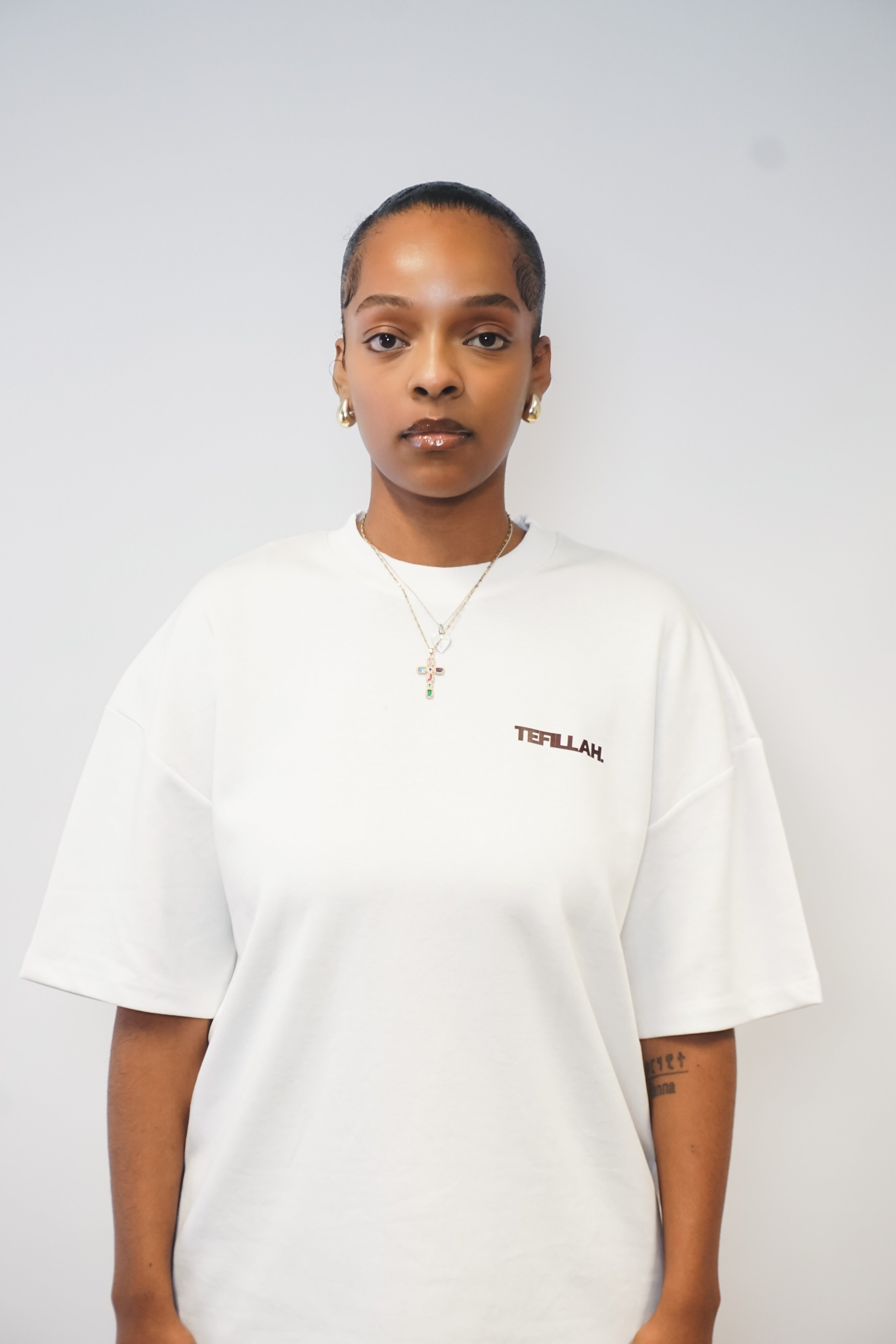 „TEFILLAH.“ OVERSIZE T-SHIRT - (WHITE)